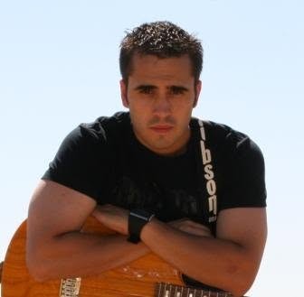 Heradius de joven con su guitarra